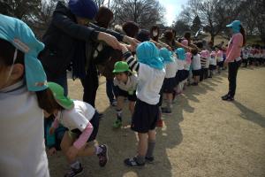年長さんを花道で見送ります。 年長さんを花道で見送ります。