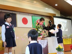 園長先生から修了証書を受けとりました 園長先生から修了証書を受けとりました