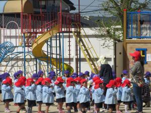 心をこめて黙祷する子ども達。 心をこめて黙祷する子ども達。
