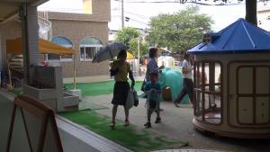 保護者の方と登園。 保護者の方と登園。