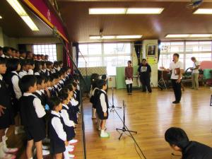 スタッフさんの話を聞く子どもたち。 スタッフさんの話を聞く子どもたち。