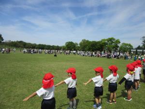 自分たちで間隔を取って並んでいます 自分たちで間隔を取って並んでいます