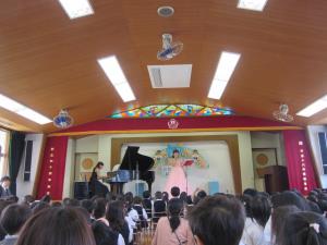 座って聞いています 座って聞いています