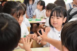 じゃんけんで順番を決めています じゃんけんで順番を決めています