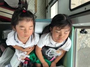 スイートコーンを食べている夢を見ているのかな? スイートコーンを食べている夢を見ているのかな?