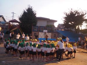 火を囲んで踊る子ども達。 火を囲んで踊る子ども達。