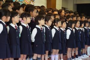 一生懸命、心を込めて歌っています。 一生懸命、心を込めて歌っています。