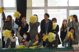 お母様方の応援も白熱しています。 お母様方の応援も白熱しています。