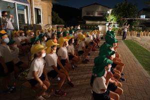 目をキラキラさせて 目をキラキラさせて