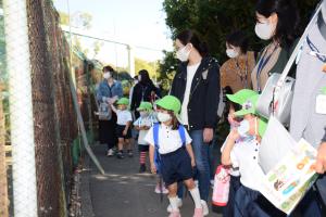 初めて見る動物だ! 初めて見る動物だ!