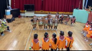 怪我をしているカニを心配するクリたち 怪我をしているカニを心配するクリたち