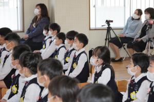 校長先生が映る画面を食い入るように見ていました。 校長先生が映る画面を食い入るように見ていました。