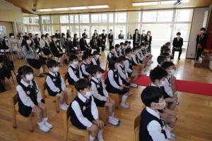 保護者会会長様の話を聴く子ども達。 保護者会会長様の話を聴く子ども達。