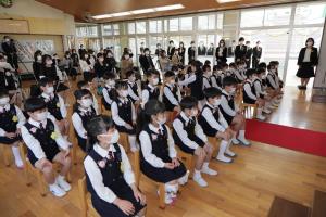 園長先生の話を聴く子ども達。 園長先生の話を聴く子ども達。