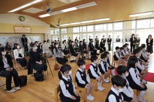 園長挨拶を聴く参加者 園長挨拶を聴く参加者