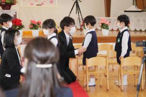 園長先生も一緒に送り出します。 園長先生も一緒に送り出します。