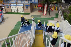 非常階段を使って避難しています 非常階段を使って避難しています