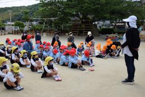 園庭に避難してきました 園庭に避難してきました