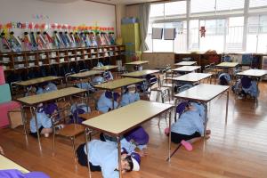 速やかに机の下へ 速やかに机の下へ