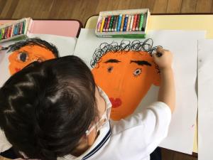 お父さんの髪型を思い出しながら描いています。 お父さんの髪型を思い出しながら描いています。