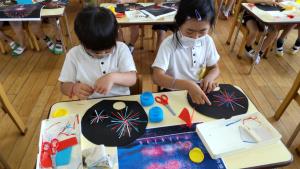 手先を器用に使っています 手先を器用に使っています