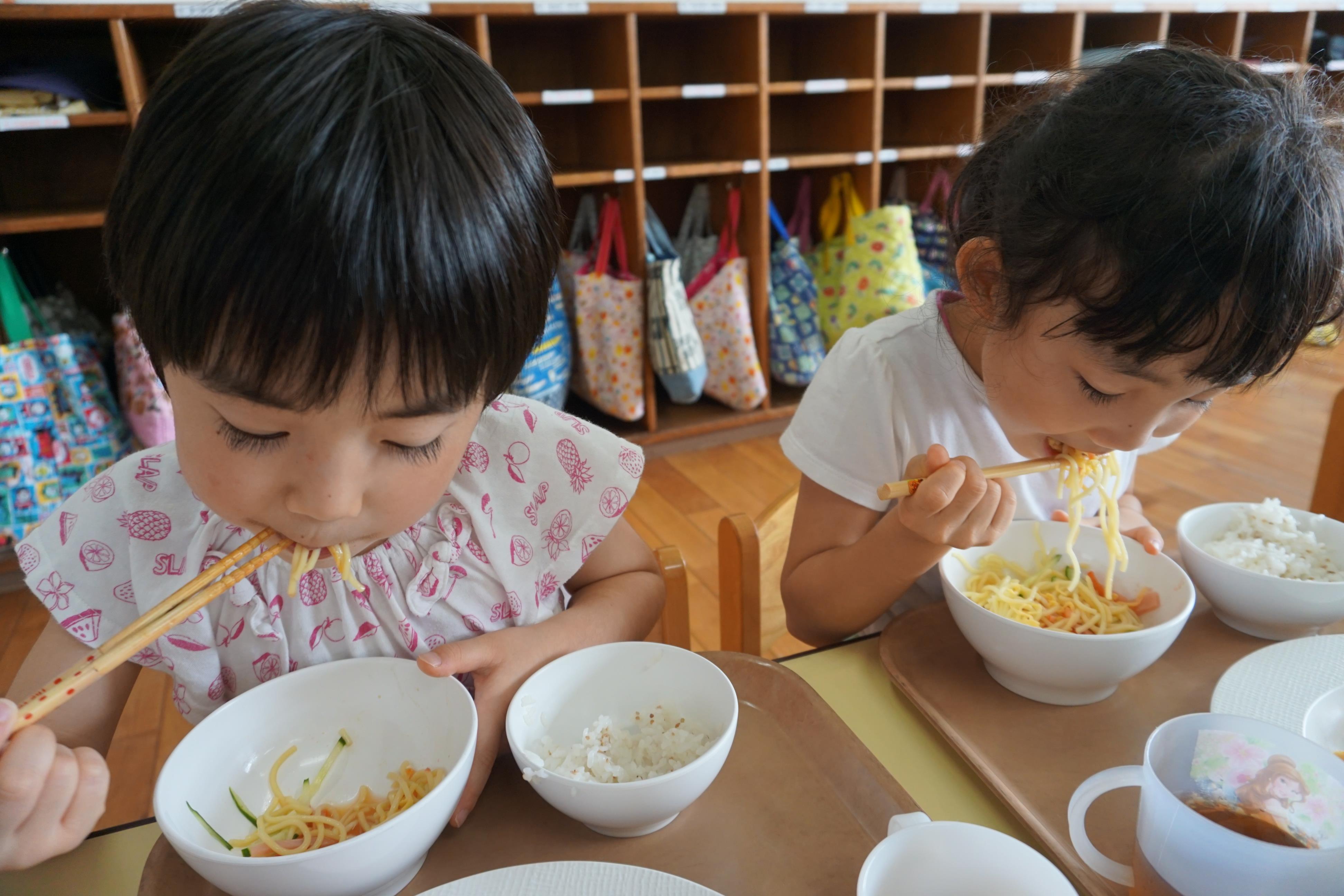 皆で食べるとおいしいな~! 皆で食べるとおいしいな~!
