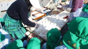 餅丸めを見学しています 餅丸めを見学しています