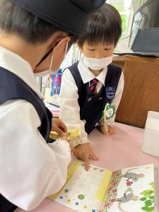 ここに貼るんだよ ここに貼るんだよ