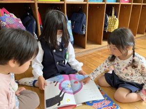 絵本を読んであげる年長さん 絵本を読んであげる年長さん