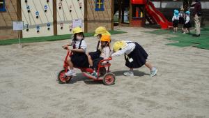 お姉さんが押してあげるよ お姉さんが押してあげるよ