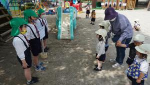 真剣にお兄さんの話を聞いています 真剣にお兄さんの話を聞いています