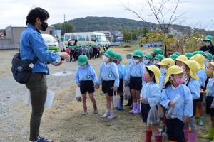 緑化フェア推進室の方に説明を受けて…。 緑化フェア推進室の方に説明を受けて…。