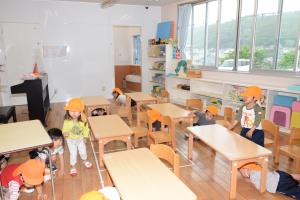 机の下に隠れましょう 机の下に隠れましょう