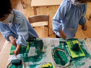 葉はローラーで色を付けました 葉はローラーで色を付けました