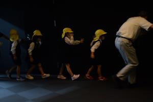 壁を触りながら避難します 壁を触りながら避難します