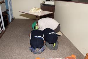 ダンゴムシのポーズで頭を守ります ダンゴムシのポーズで頭を守ります