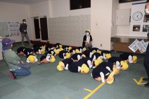 ダンゴムシのポーズで頭を守ろう ダンゴムシのポーズで頭を守ろう