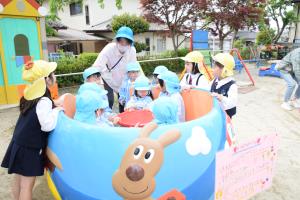 そおっと回してあげる年長さん。 そおっと回してあげる年長さん。