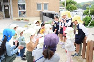 お話聴いてくれてありがとう!ハイタッチ。 お話聴いてくれてありがとう!ハイタッチ。