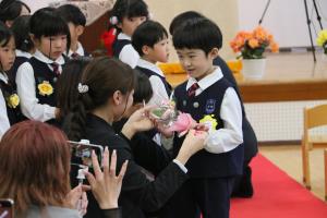 担任からの花束贈呈 担任からの花束贈呈