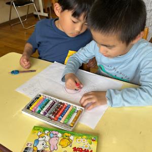 話し合って色を決めています 話し合って色を決めています