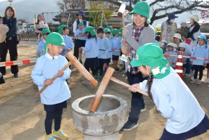 先生も息を合わせてぺったんぺったん 先生も息を合わせてぺったんぺったん