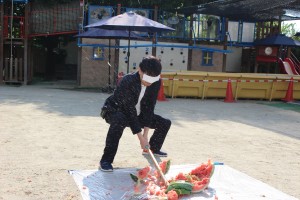 すいか割り 園長先生もすいかに命中 すいか割り 園長先生もすいかに命中
