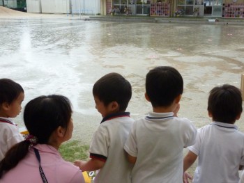 テラスから雨をながめて テラスから雨をながめて