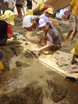 砂場に川を作ったよ! 砂場に川を作ったよ!