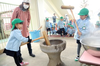 もちつきに挑戦! 年長組 もちつきに挑戦! 年長組