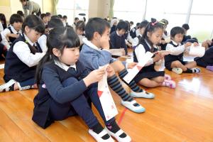 丁寧に折りましょうね。 丁寧に折りましょうね。