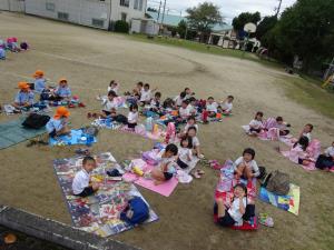 みんなで食べると嬉しいね。 みんなで食べると嬉しいね。