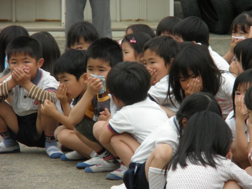 手を口に当てて・・・ 手を口に当てて・・・