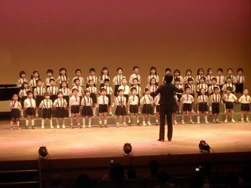 大きな口を開けて歌います 大きな口を開けて歌います